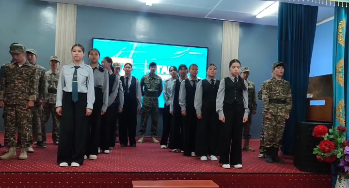 «Патриоттық іс-шаралар» айлығы жоспарына сәйкес мектебіміздің музыка пәні мұғалімі Кикбаева Құралай Жүнісханқызы мен АӘД пәні мұғалімі Смагулов Серік Қапанұлының ұйымдастыруымен аймақтық «Жас сарбаздар» әндер мен билер фестивалі өтті.